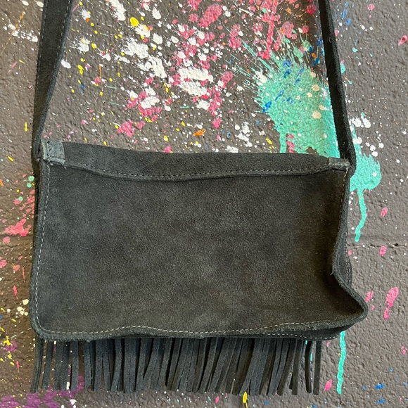 MINNETONKA BLACK LEATHER CROSSBODY - Picture 4 of 8